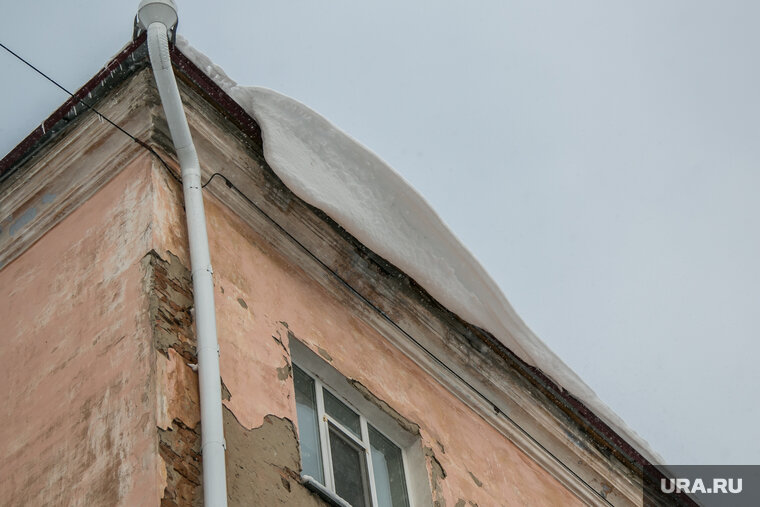    Упавший с кровли здания снег серьезно повредил две иномарки