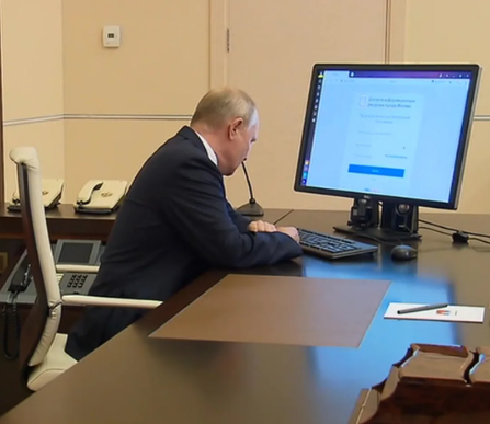 Путин голосует онлайн)))