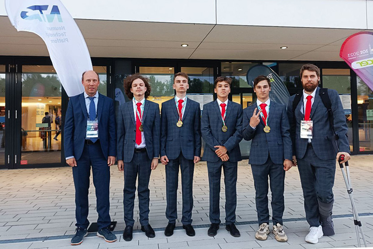    Нашу команду представлял Гимран Абдуллин (лицей-интернат №2, Казань), Иван Пискарев (школа №2086, Москва), Валерий Родионов (лицей им. Лобачевского КФУ, Казань), Антон Степанов (лицей «Вторая школа» им. Овчинникова, Москва). Каждый из этой великолепной четверки получил по золотой медали! Фото: пресс-служба Минпросвещения РФ