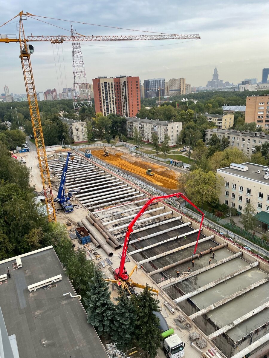 📷 1: Готовится к сносу офисное двухэтажное здание (в левом нижнем углу кадра).