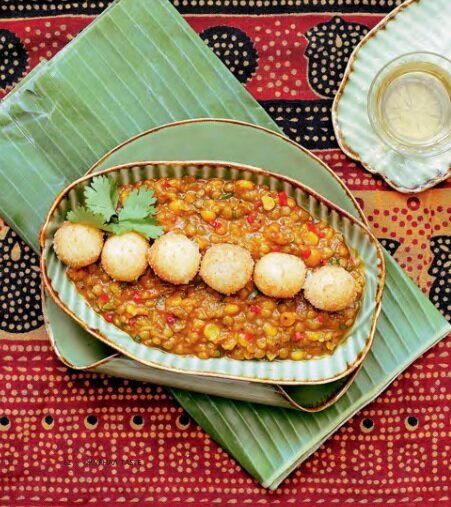 Это индийское блюдо по традиции едят с лепешками: так, чтобы ни одна капля соуса не пропала напрасно