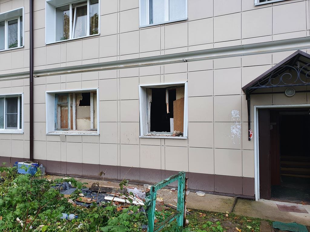 Взрывом выбило окна двухэтажного многоквартирного дома а также деформировало кирпичные стены.