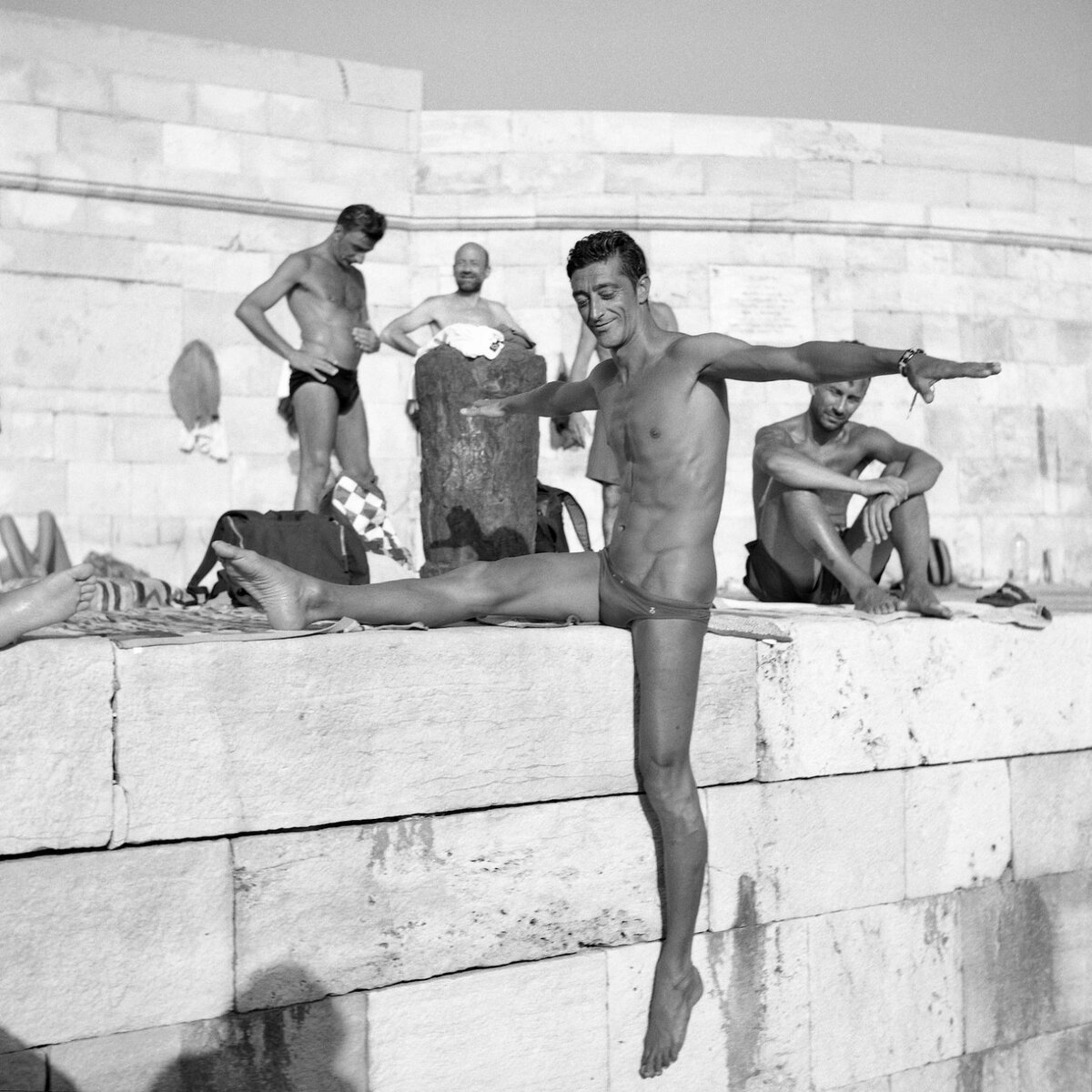 Фотосерия "Lanterna Beach", выполненная в забавном монохромном стиле, олицетворяет сильную привязанность к родному дому.-2