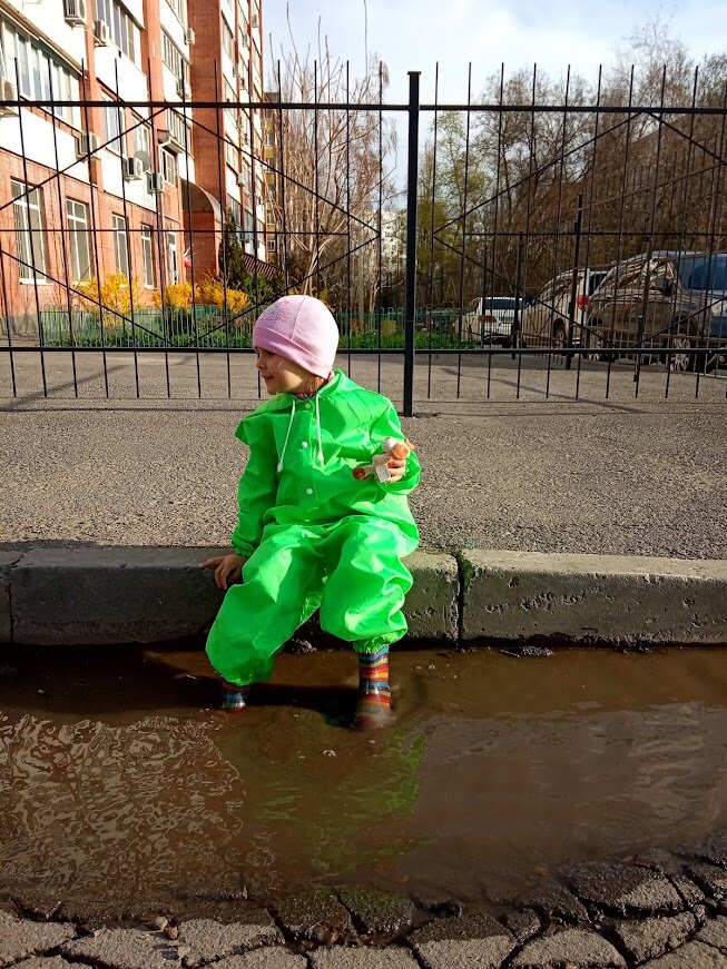 Вот такое обмудирование было у Сани для того, чтобы попрыгать в лужах