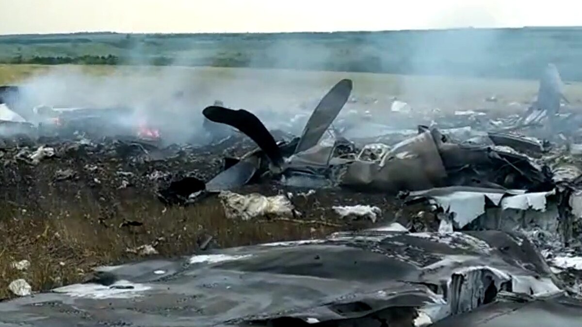 Сбитый самолет сегодня в краснодарском крае. Сбили самолет ил 76 разбитый. Подбили самолёт с военопленнами заключёнами.