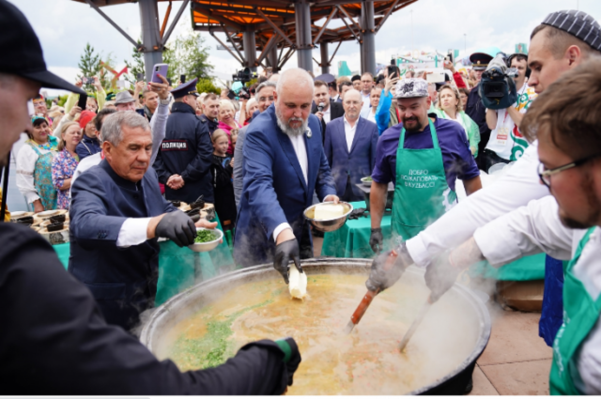    Команда шеф-поваров приготовила 200 литров шахтерского кулеша - в процессе участвовали Сергей Цивилев и Рустам Минниханов.