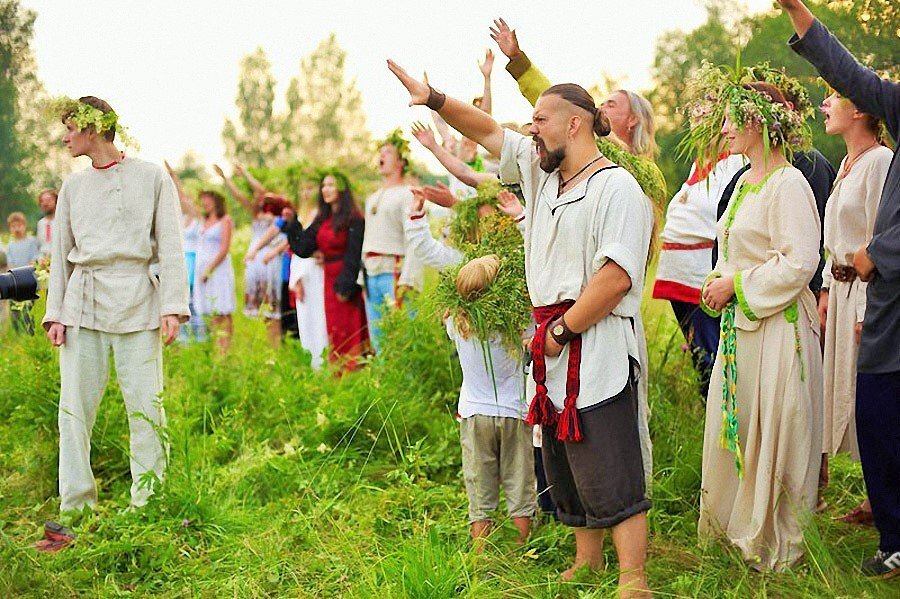Игры неоязычников в России — псевдо-русские традиции и римский салют. Фото взято с ресурса Яндекс.Картинки 