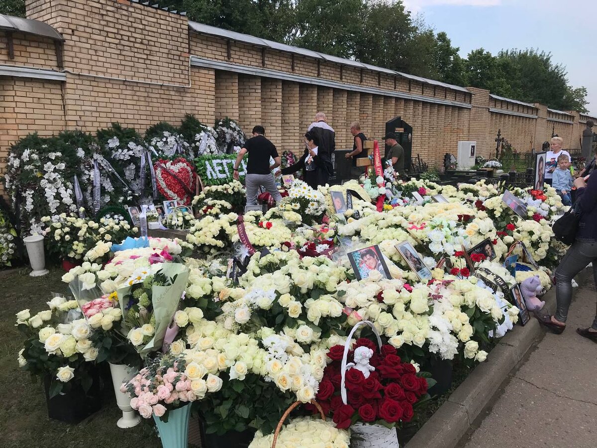 Могила любимого артиста