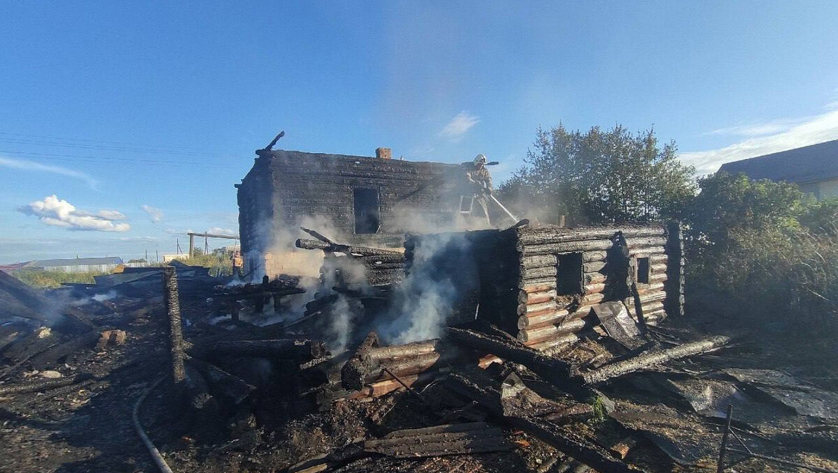     В Игринском районе Удмуртии 13 июля во время пожара сгорел жилой дом и все надворные постройки. Об этом сообщила пресс-служба ГУ МЧС по региону.