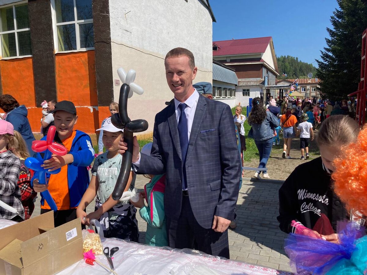 Глава Турочакского района Андрей Прокопьев в День защиты детей в Турочаке 1 июня 2023 года.