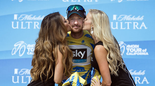 Брэдли Уиггинс в окружении дам. Фото Global Look Press