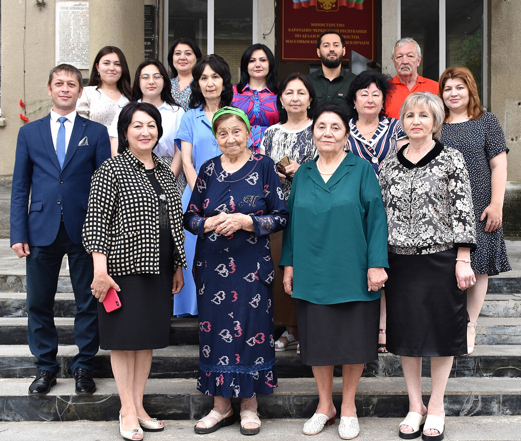 Коллектив редакции газеты «Ногай давысы». Фото Светланы ОСЕЦКОЙ.