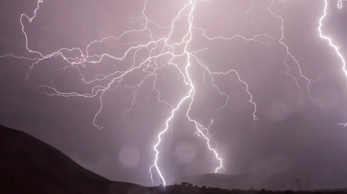 На высоте в 400 метров началась непогода. Фото: Pxfuel.com