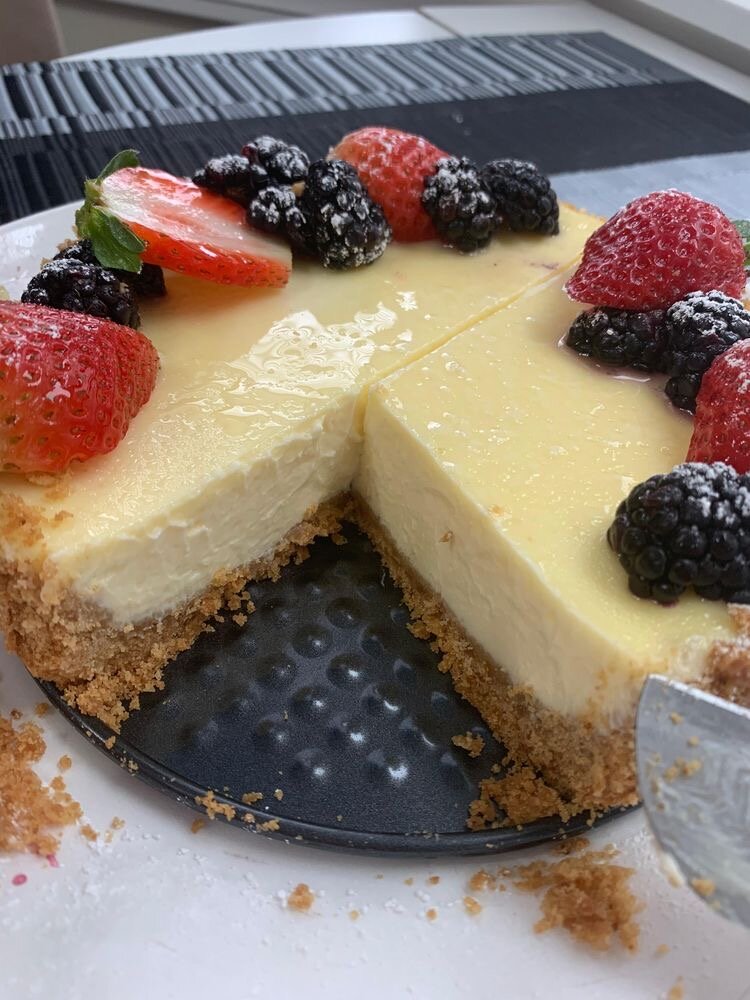 Вам понадобится:
350 г песочного печенья (можно «Юбилейное»)
750 г сливочного масла
з банана
2 ст. л. лимонного сока
400 гр творога
300 МЛ СЛИВоК
2 ст. л. сахарной пудры
5ст л. желатина
•Приготовление:
.. измельчить печенье в блендер и затем смешать
с растопленным сливочным маслом.
2. Равномерно утрамбовать полученную массу на дно
формы пля чизкейка
3. Залить желатин 6-7 ст. л. горячей воды и размешать до полного растворения.
4. Два банана измельчить в блендере с лимонным соком.
Добавить творог, сливки и сахарную пудру. Все взбить до состояния крема, а затем, размешивая, медленно влить
желатин
Полученную массу вылить на корж из печенья и отправить застывать в холодильник на 3-4 часа.
б. Готовый чизкейк извлечь из формы и украсить бананами