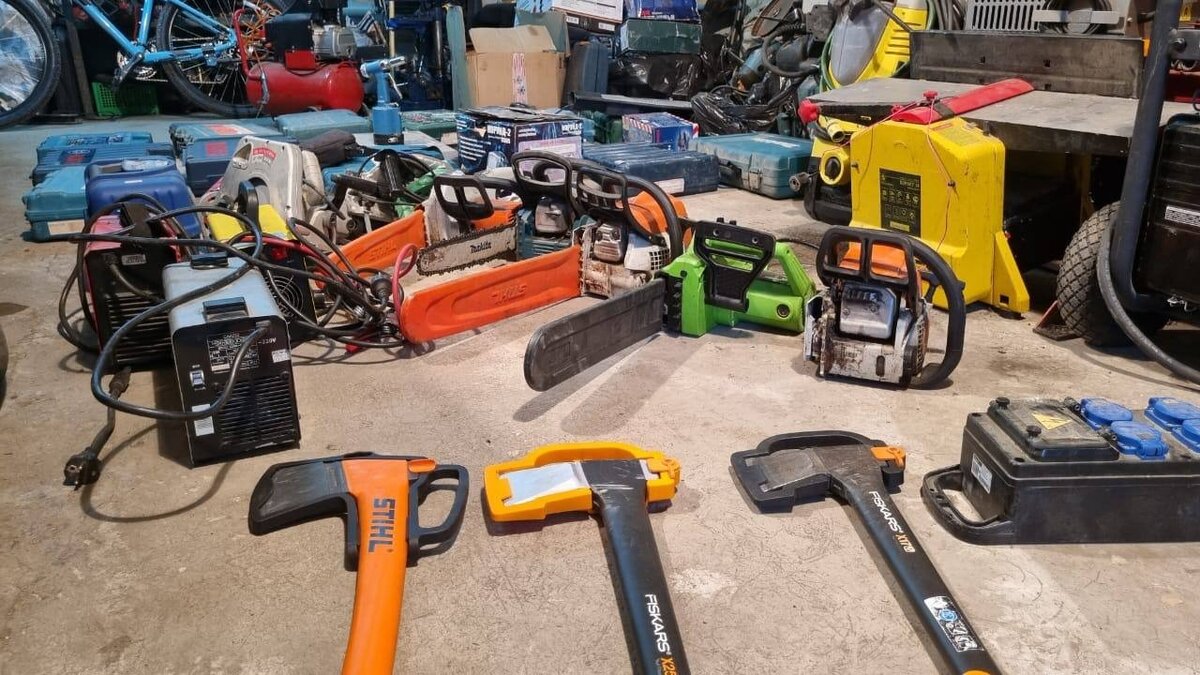     Трое жителей Красноярска вскрывали чужие гаражи в поисках заработка.