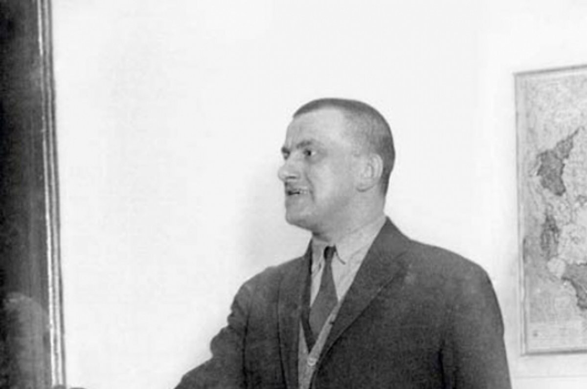    Владимир Маяковский выступает перед свердловскими рабкорами.