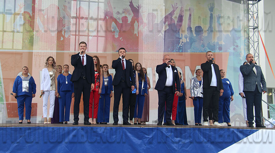 Праздничную программу в честь Дня города в южной части города открывал гимн Полевского в исполнении сводного хора артистов ЦК и НТ