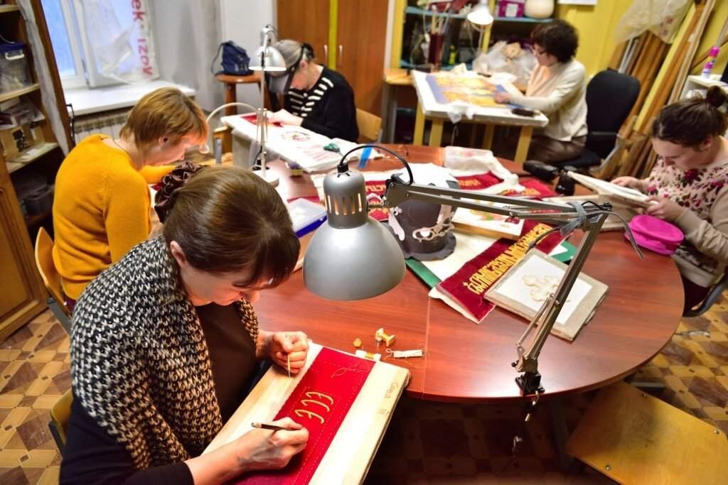Золотошвейная мастерская Сретенского монастыря. За работой