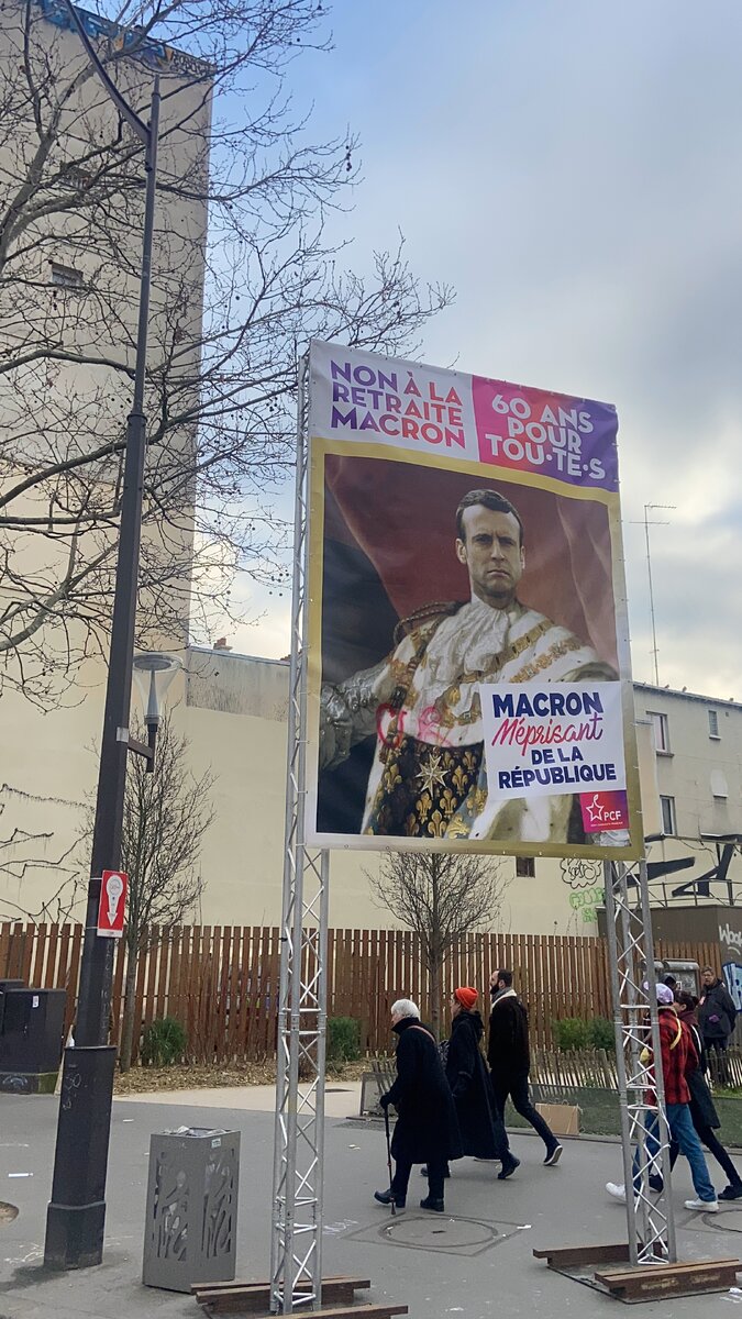 Плакат на забастовке против пенсионной реформы весны 2023 («Макрон, пренебрегающий республикой»)