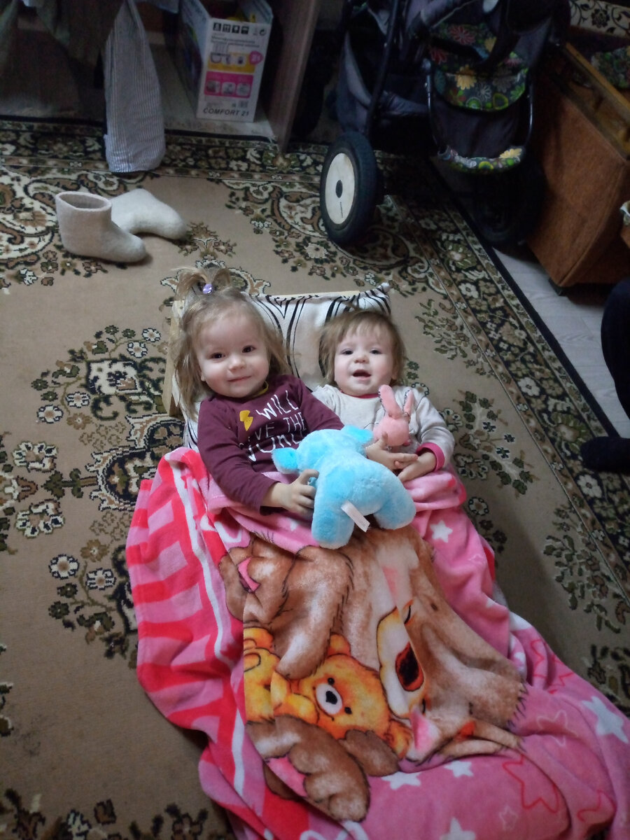 Уместились на кукольной кроватке, которую им сделал папа