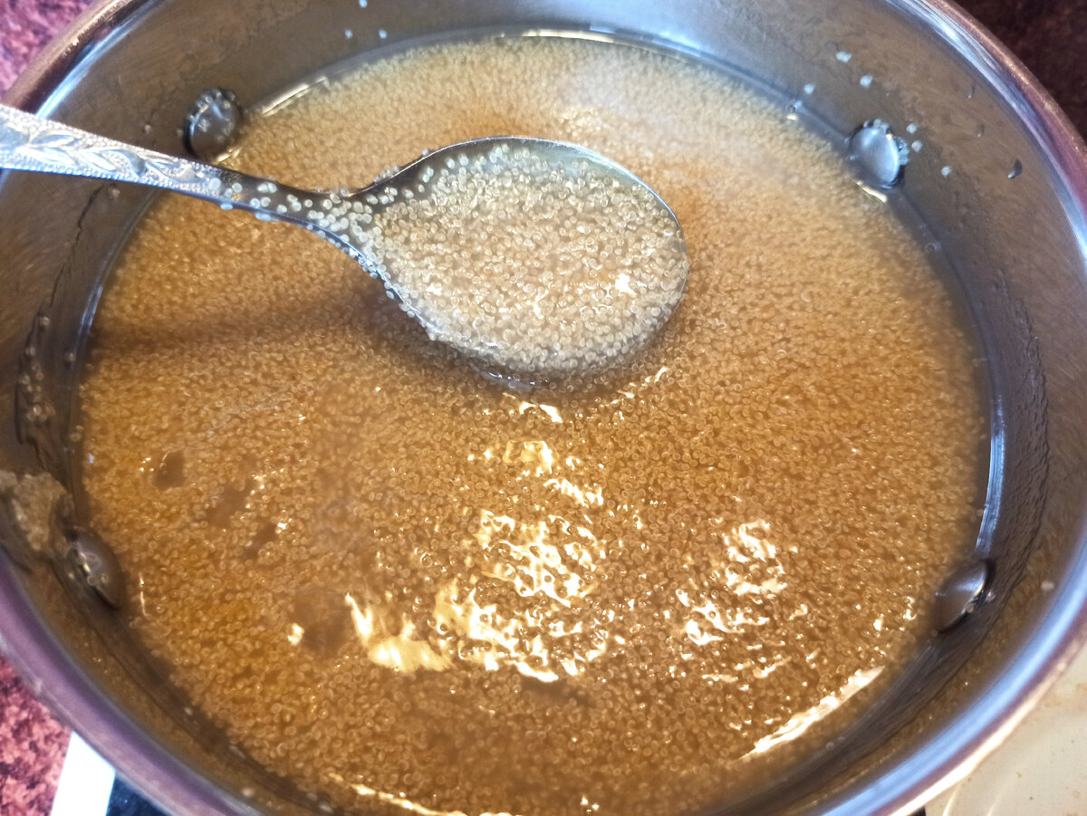 Каша в кастрюле.  В тарелке смотрелась бы более эстетичнее.  В следующий раз так и будет