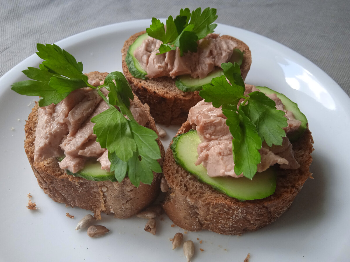 Горячие бутерброды с колбасой и солеными огурцами