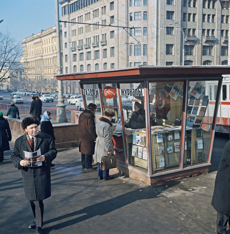 Киоск «Союзпечать» на проспекте Карла Маркса, Москва, 1971 год.