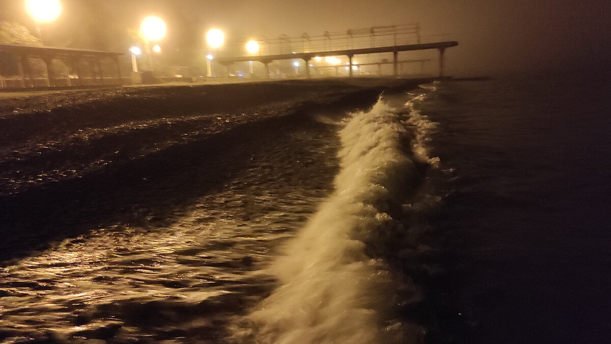 Волны ночью на пляже в Сухуме. Фото: Кирилл Полиенко/Polienko: путешествуем вдвоём
