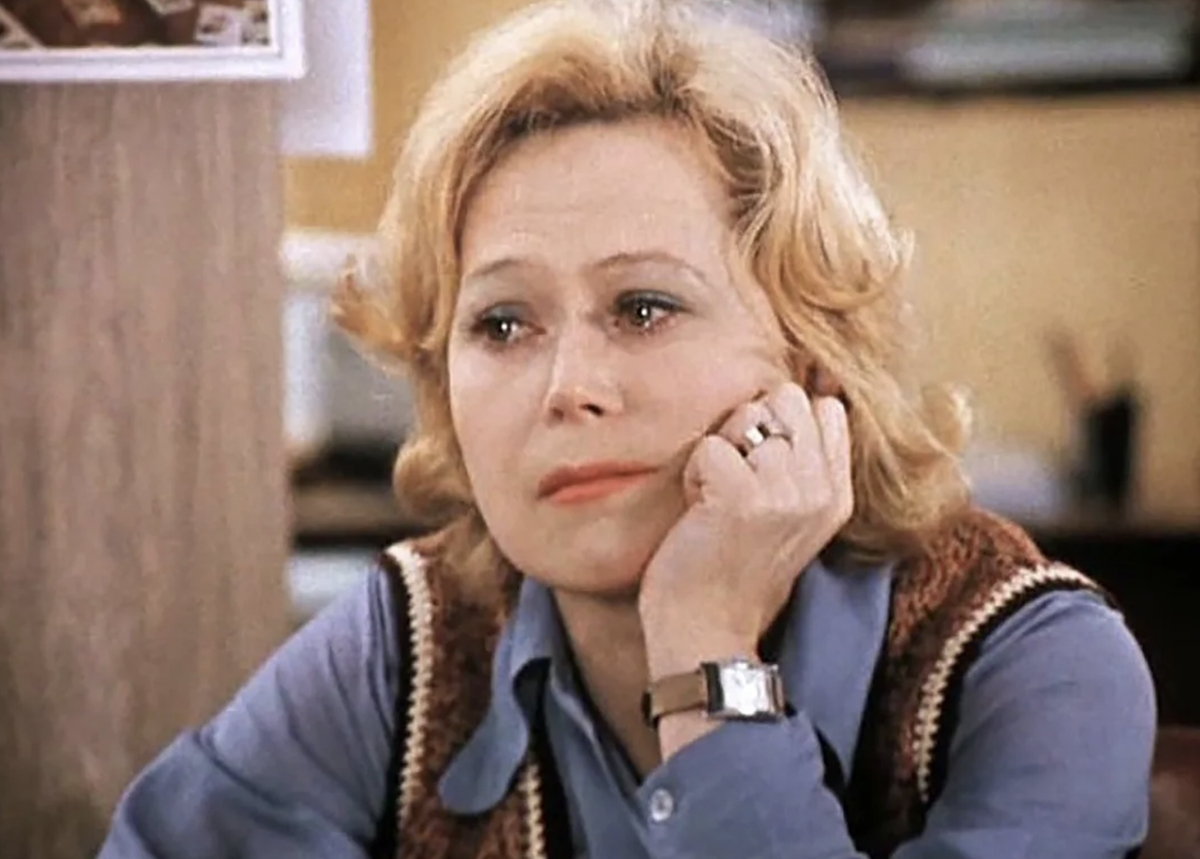 Светлана Немоляева в фильме "Служебный роман" (снимок с экрана)