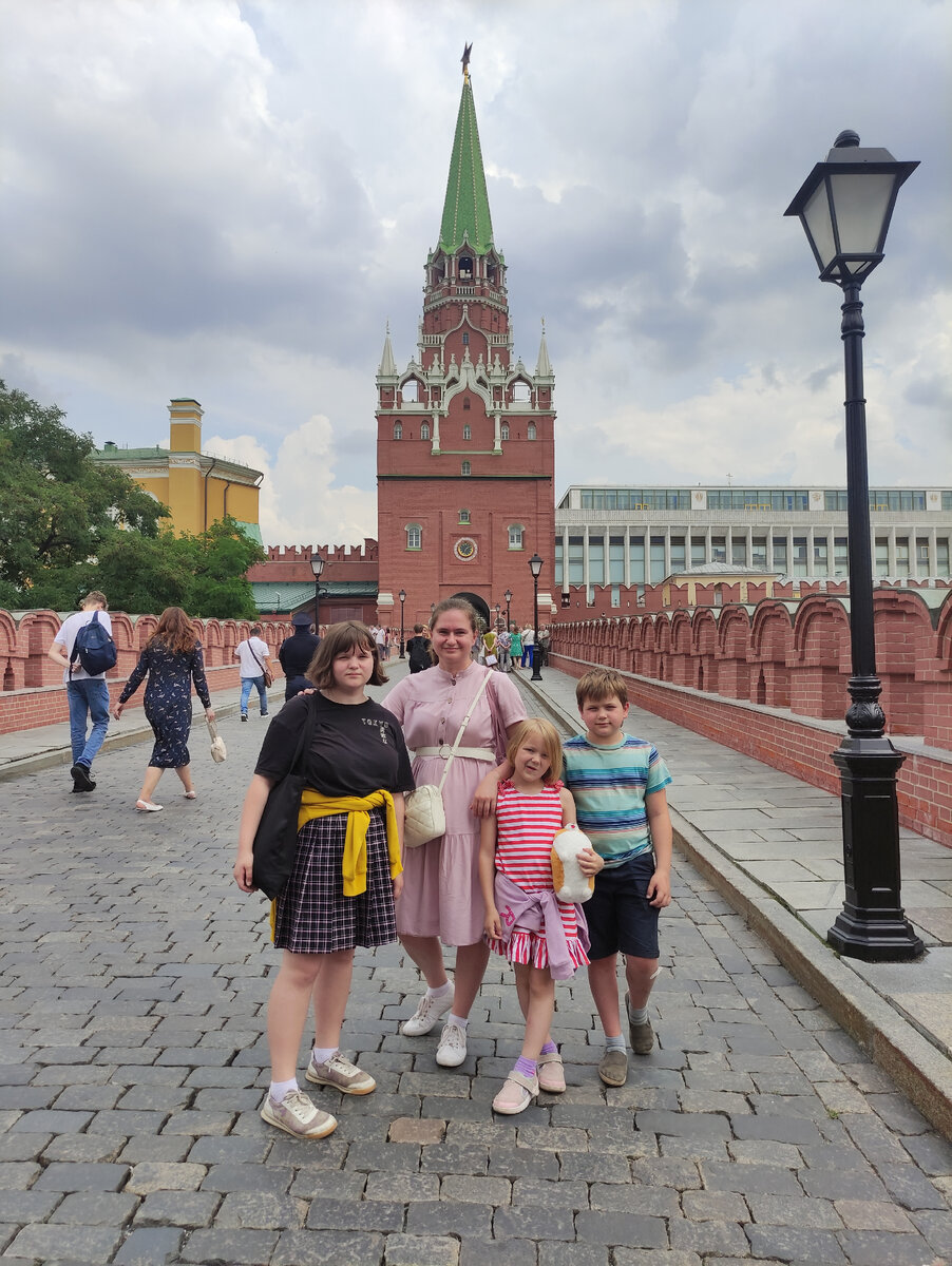 В Москве дети были уже не один раз. Но не в Кремле. Сейчас я решила, что они доросли и до Кремля. Заодно и свои воспоминания освежила. 