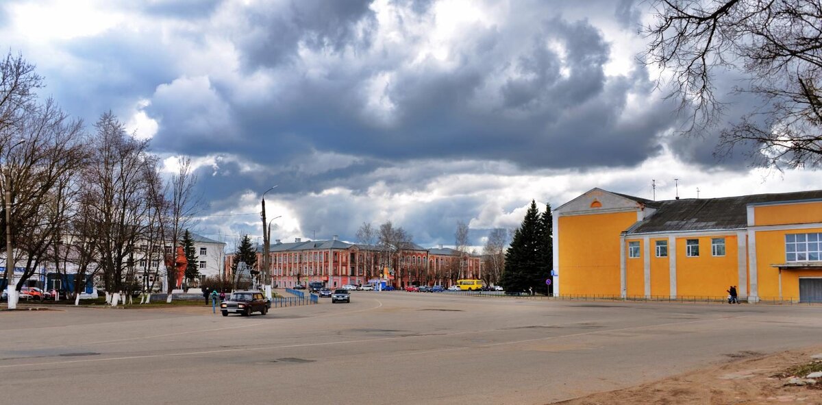 Центральная площадь города. Прямо - 4 коридор, оранжевое здание - ЦКиД                   Фото В.Гребнева