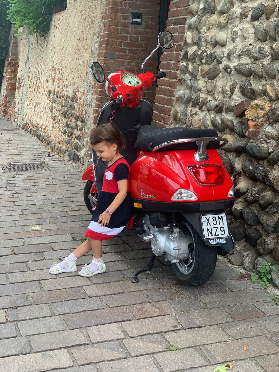 Катя позирует