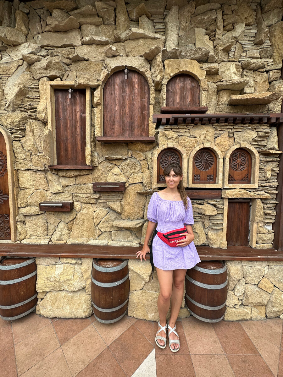 Я на фоне коньячного магазина