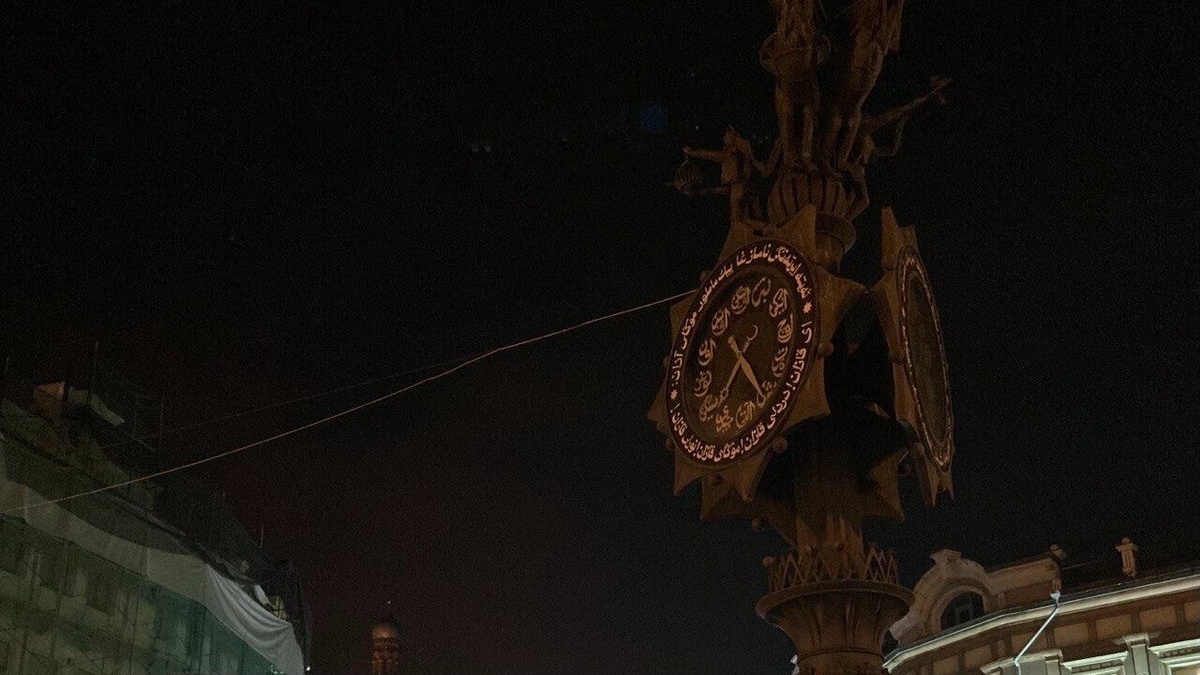     Часы на улице Баумана в Казани, известные как «Часы влюбленных», начали ремонтировать. Администрация Вахитовского и Приволжского районов сообщила, что работы ведутся над управляющим блоком часового механизма.