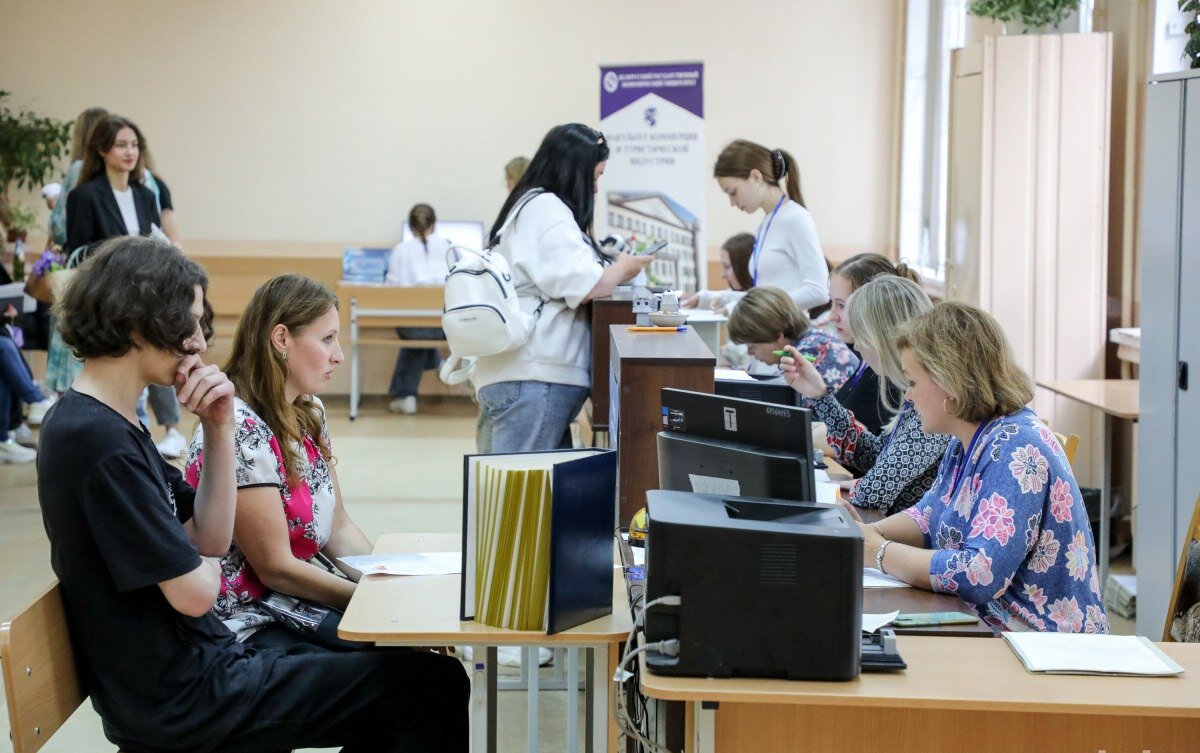 Недобор в вузах. Институты с большим количеством бюджетных мест. Недоборы студентов в карелии. Список государственных вузов. В вузах недобор на бюджетные места.