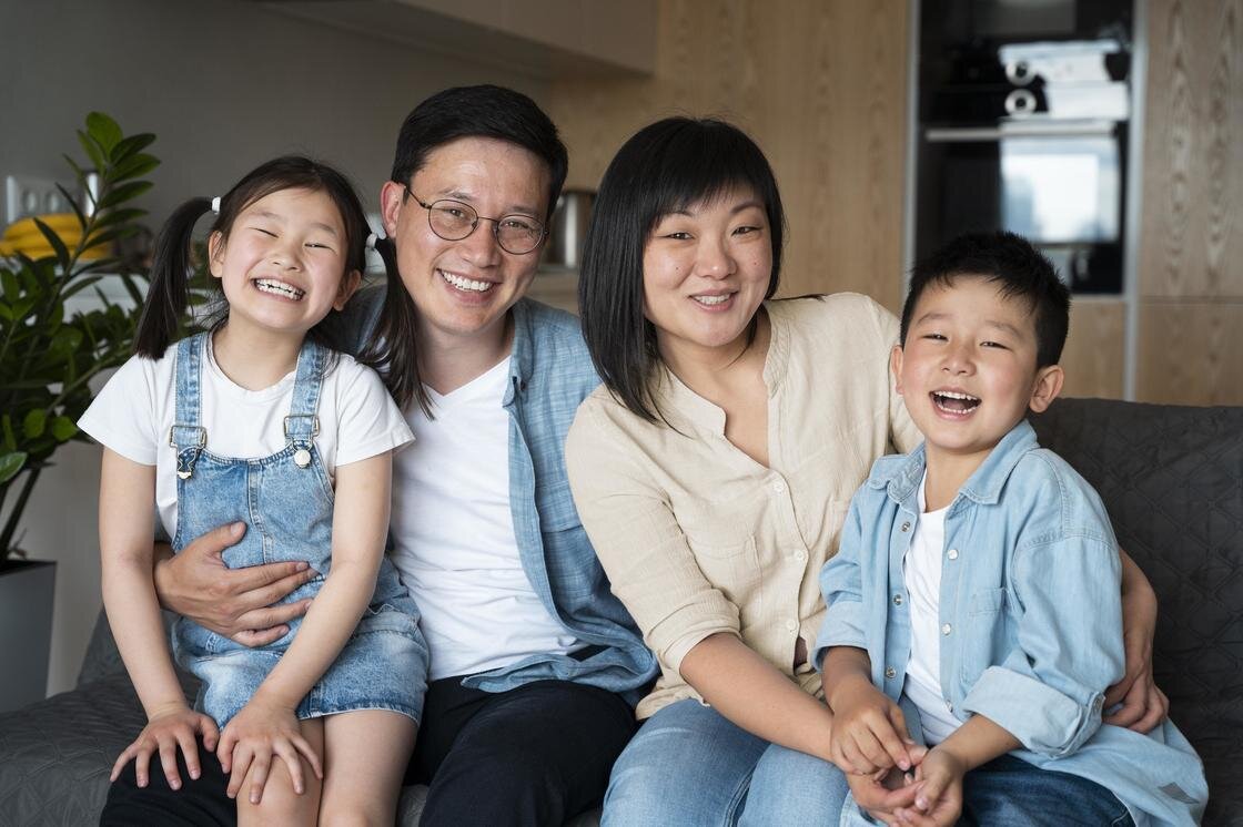    Корейская семья с двумя детьми:Freepik