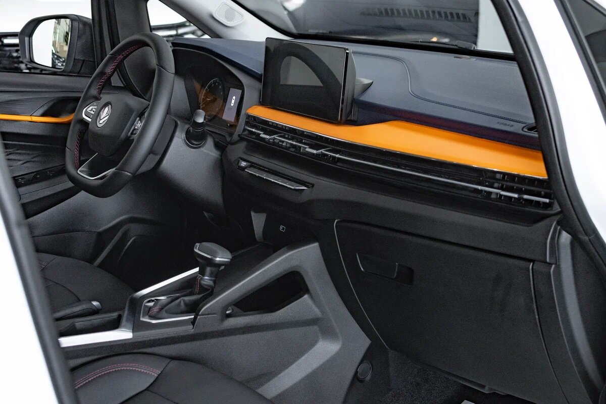 Архитектура у передней панели привлекательная. Но за ширмой скрываются ощутимые недостатки.