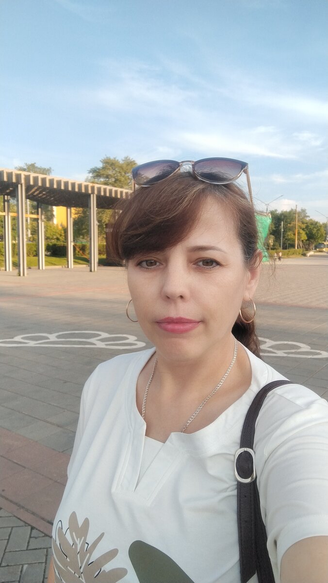 Всем привет. Меня зовут Нина. Мне 48 лет. Три с половиной года я живу с диагнозом рак желудка. Фотография сделана в четверг 3 августа 2023 года. Уж извините, какая есть