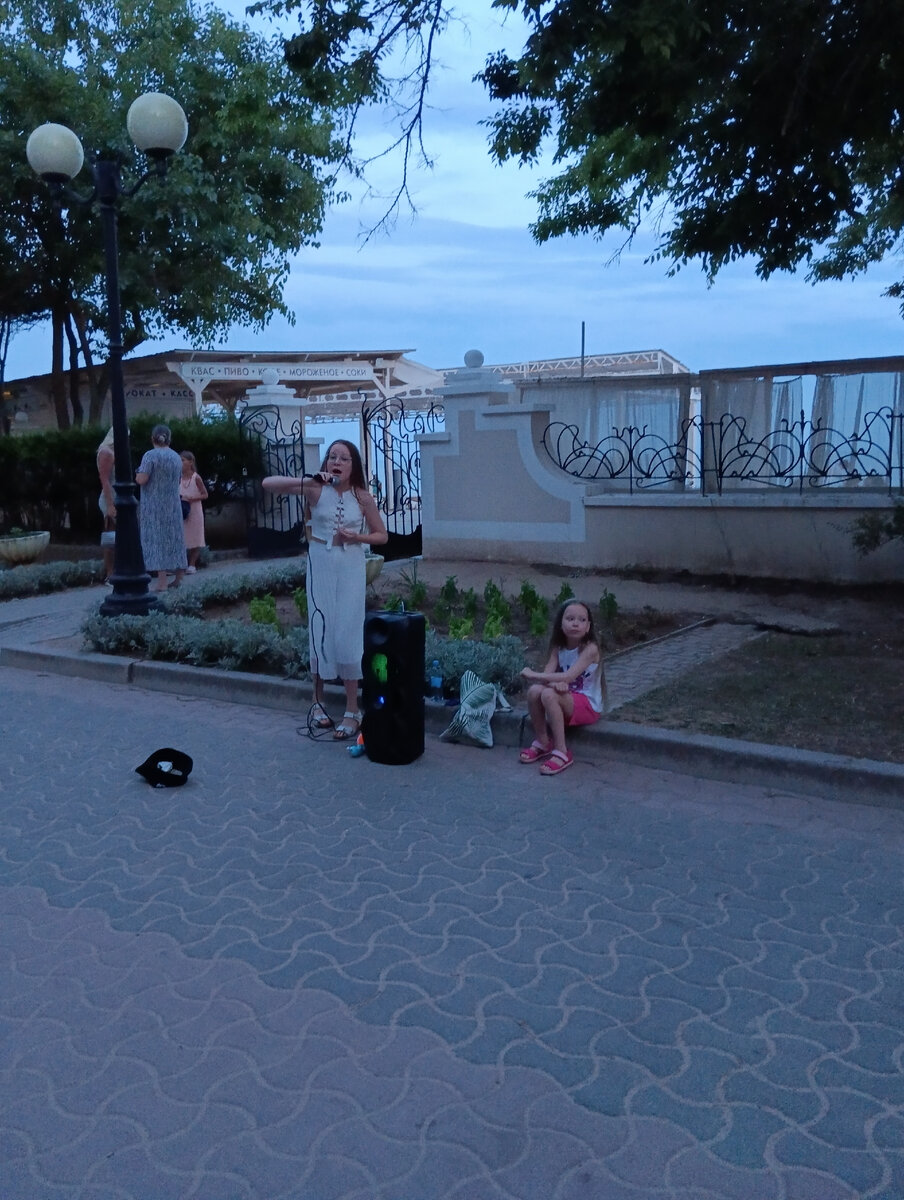 И с сестрой-эстрадная музыка