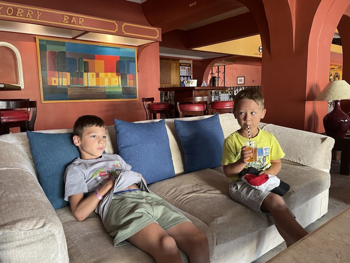 Чем бы заняться в очередной солнечный день? А не сходить ли нам за сувенирами?