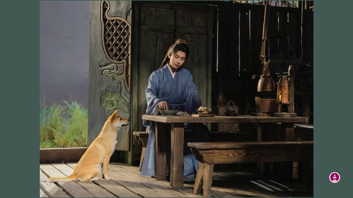 Ли Ляньхуа (актер Чэн И) в своем передвижном домике и собака Лисёнок. 