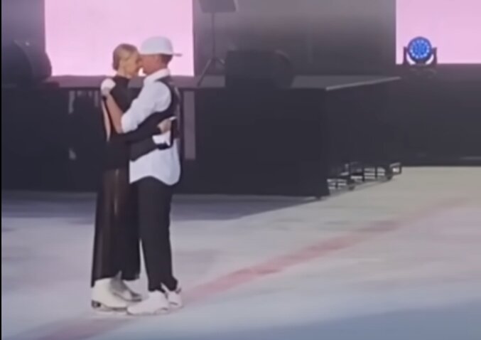 Скриншот из видео "Роман Костомаров вышел на лед к любимой Оксане во время гала-шоу "Письма Любви" в Сочи." Автор видео: YouTube "ПРИЯТНЫХ ПУТЕШЕСТВИЙ" Источник: youtube.com