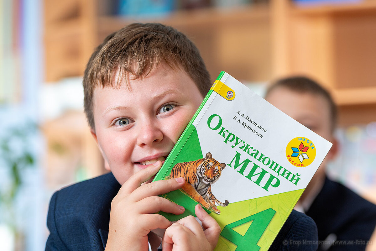 А тут запустил игру. Прятки - лучшая игра с детьми на уроке. Тихо, эмоционально, быстро.