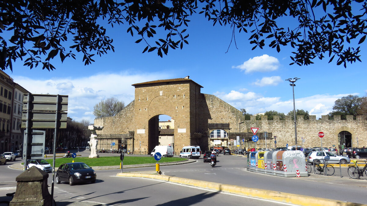 Римские ворота со стороны бульвара Маккиавелли