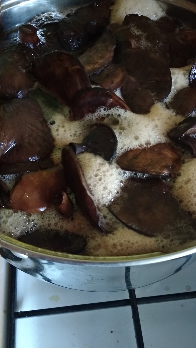 Отвариваю грибы