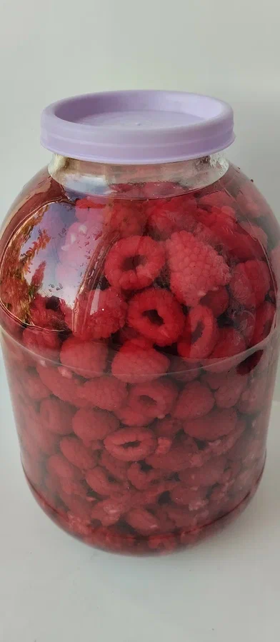 Малиновая наливка, ей еще долго стоять, набирать вкус и аромат