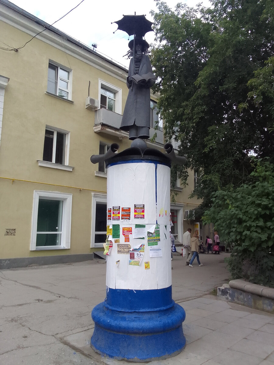 Скульптура "Поэт" .  ул. Б. Хмельницкого, г. Новосибирск.  Август 2023 г. Фото автора