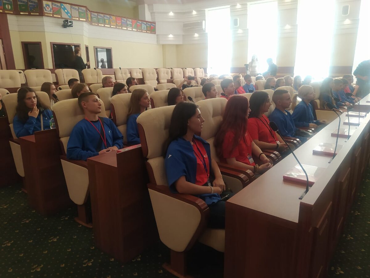    В Курской областной Думе побывали школьники из ДНР