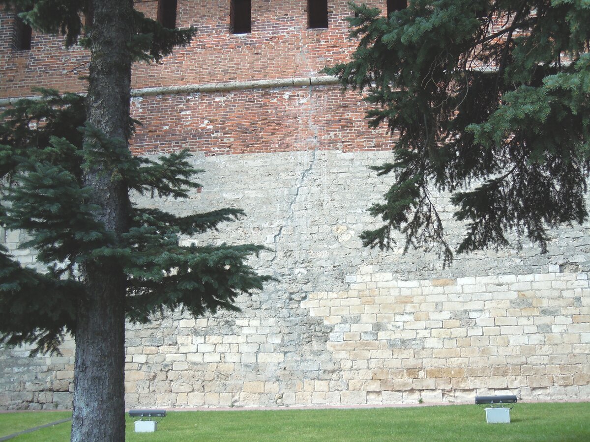 Ну вот, оползень около Северной башни, т. е. рядом с фуникулёром. Фото из репортажа с сайта NN.-19
