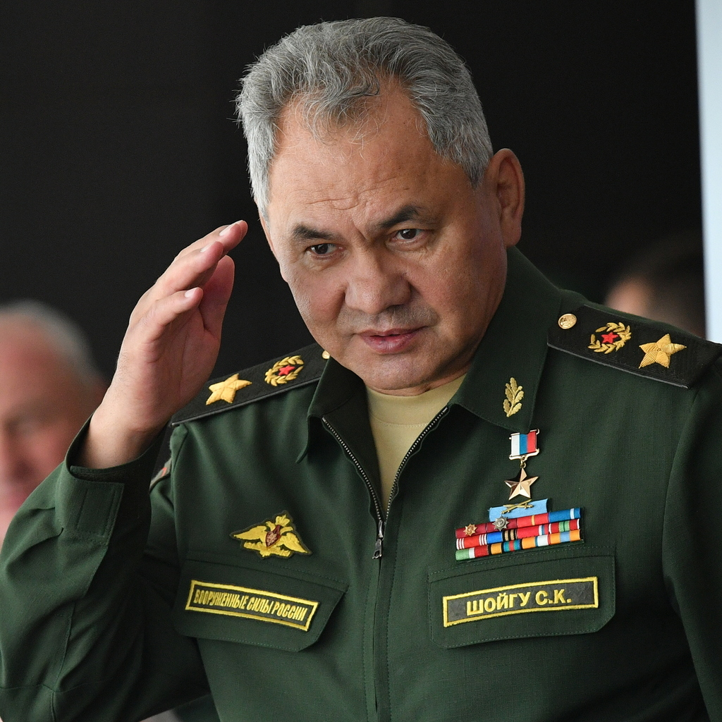 К голове, руку не прикладывают.